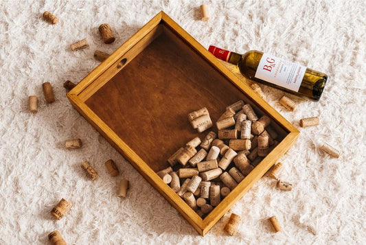 Winecorkframe med vinpropper og vin