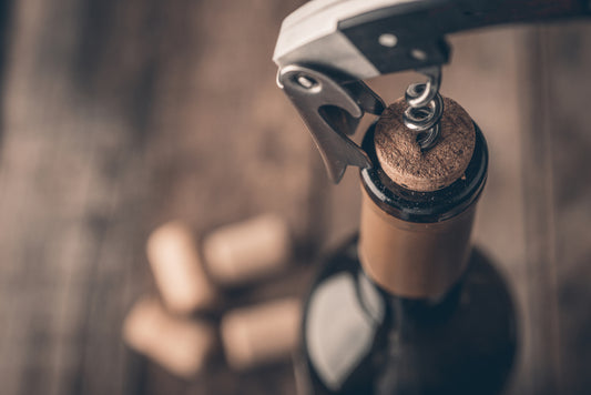 Kork hevet op af vinflaske