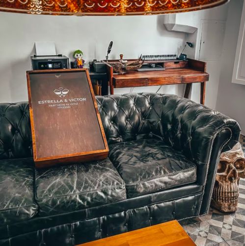 Korkprop ramme på sofa i stuen